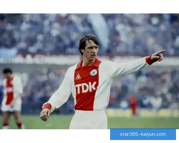 克鲁伊夫领导能力备受关注，助力年轻球员成长与发展